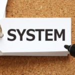 システム（System）
